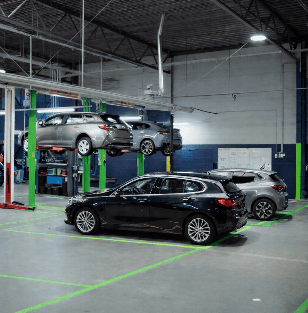 Voitures d’occasion dans l’atelier Cardoen, contrôlées et préparées comme voitures reconditionnées.